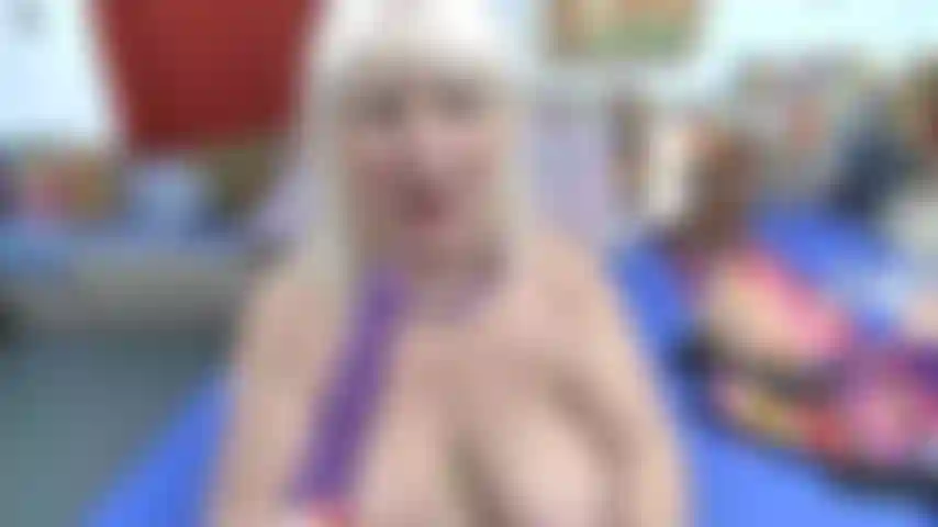 Fucking_pussy_with_a_toy, pernas para cima e salto alto.