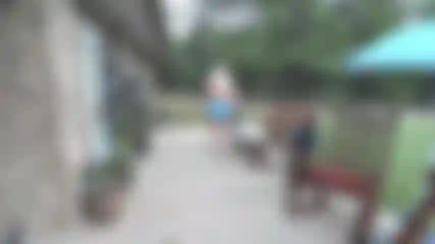 Seios, barriga, bunda, fodendo minha buceta na cadeira de trás do pátio com as pernas abertas.