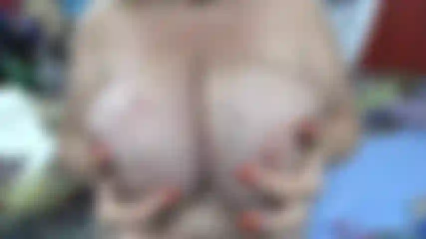 Com seios balançando com alegria e encorajamento de bom garoto.