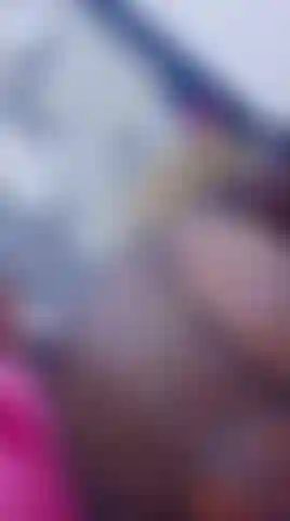 Con una piel suave como el terciopelo, curvas irresistibles y ojos color avellana que hablan sin palabras, soy un verdadero deleite para los sentidos.