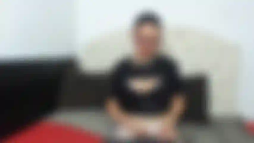 Boca e pernas abertas.