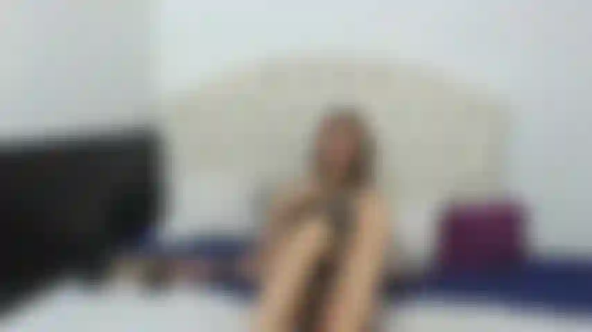 Pés flexíveis e bucetinha.