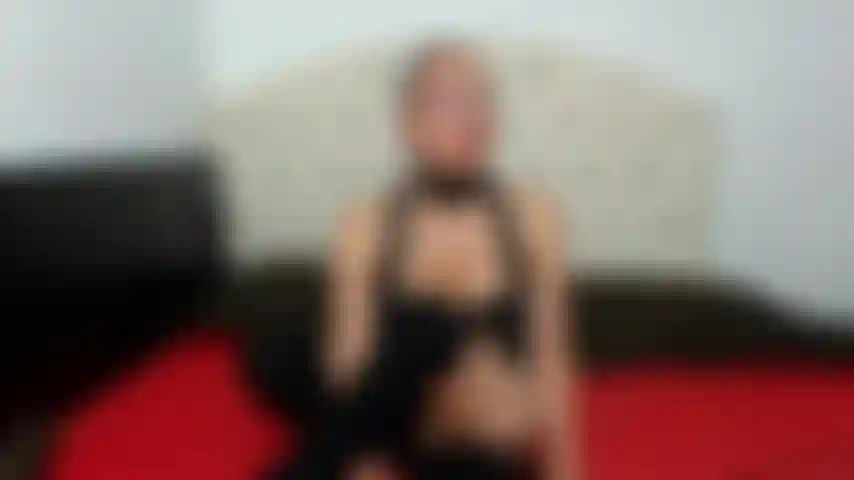 Pernas e bucetinha espalhadas.