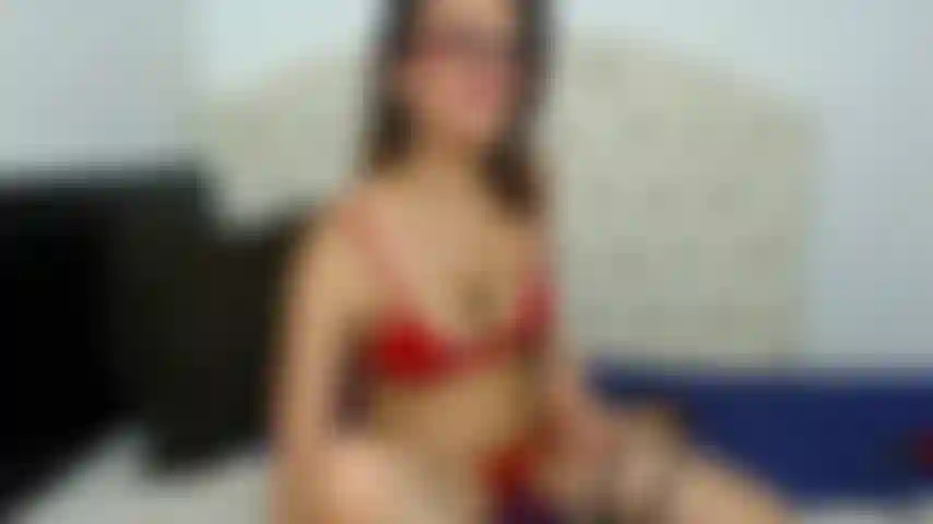 Lingerie vermelha e bucetinha cremosa.