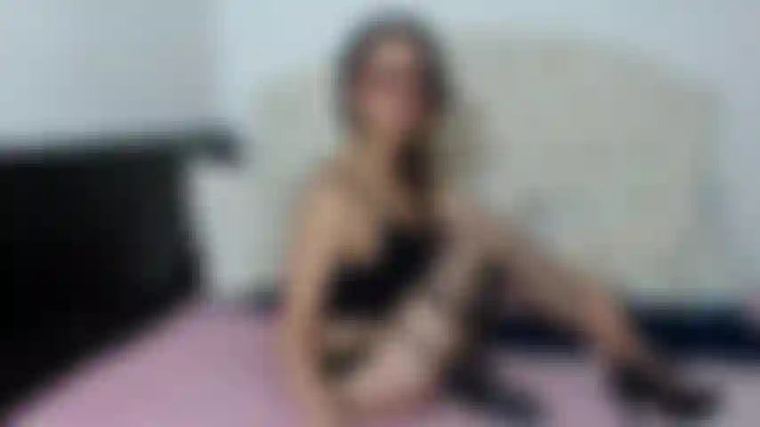 Vibrador enorme na bucetinha.