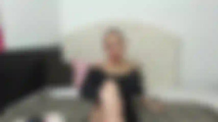 Pernas e bucetinha peluda.