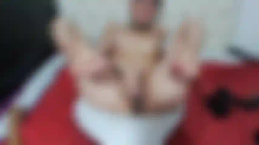 Pés, buceta e vibrador.