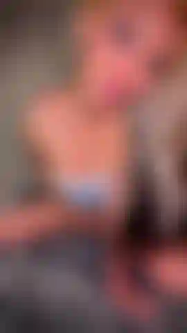 3 Min 30 seg — um striptease sexy e sensual com dirty talk joi. Totalmente nua de frente, cavalgando o dildo nos meus pés, eu te dou uma contagem regressiva para gozar.