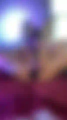 O jorro açucarado da silky dura 3 minutos de puro paraíso pegajoso e doce, e meu clitóris é a cereja do topo. Completamente nua, pernas bem abertas, enquanto meu vibrador wand favorito pressiona contra meu clitóris inchado. O primeiro orgasmo chega em segundos, o segundo me deixa sensível e tremendo querendo mais.... Me veja ficar completamente idiota e putinha, jorrando por toda a toalha embaixo de mim até encharcá-la como cobertura. Você vai ver cada contração e ouvir cada gemido e choro. Pronta para provar a bagunça? 🤤.