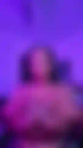 Peitos de fora. Saltitante, provocante e completamente irresistível.