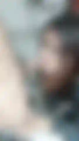 Estava sozinha no meu salão de beleza, pedi comida e a gorjeta para o entregador foi que ele atirasse sua carga quente na minha cara e boca.