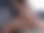 Montando minha alça em um vibrador em um travesseiro com um plug anal!