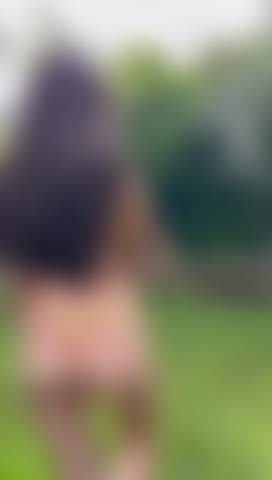 Fodendo minha buceta gostosa no jardim.