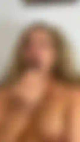 Chupando e brincando com meu vibrador preferido.