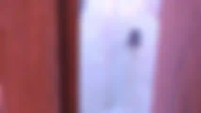 Um dia percebi que meu meio-irmão estava me espiando enquanto eu tomava banho... Dias depois, procurando uma desculpa, ele se ofereceu para me dar uma massagem como forma de compensar. No início hesitei, mas acabei aceitando... O que começou como uma massagem inocente se transformou em um jogo cheio de desejo e provocação. Entre carícias e gemidos, não conseguimos nos controlar e acabamos levando tudo ao limite. Porém, no final, a paixão saiu do controle e fiquei com raiva dele, expulsando-o de casa após nosso encontro proibido. (Legendado em inglês).