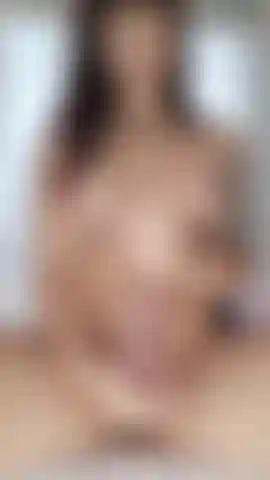 Experimentando um brinquedo novo.