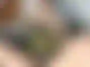 Usando uma das minhas roupas favoritas. Strip tease rápido. Sei que você mal pode esperar para caber tudo dentro do meu cu. Tomo um pouco de lubrificante e vou até o fim.