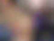 Pingando óleo nos pés, esfregando um no outro e espalhando os dedos deixando o óleo fluir entre eles. Enquanto isso esfrego e toco um pouco minha boceta.