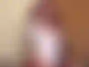 Uso minha saia de colegial e brinco com alguns brinquedos além de fazer closes. Esfregando o clitóris com uma vibração fofa de cupcake.