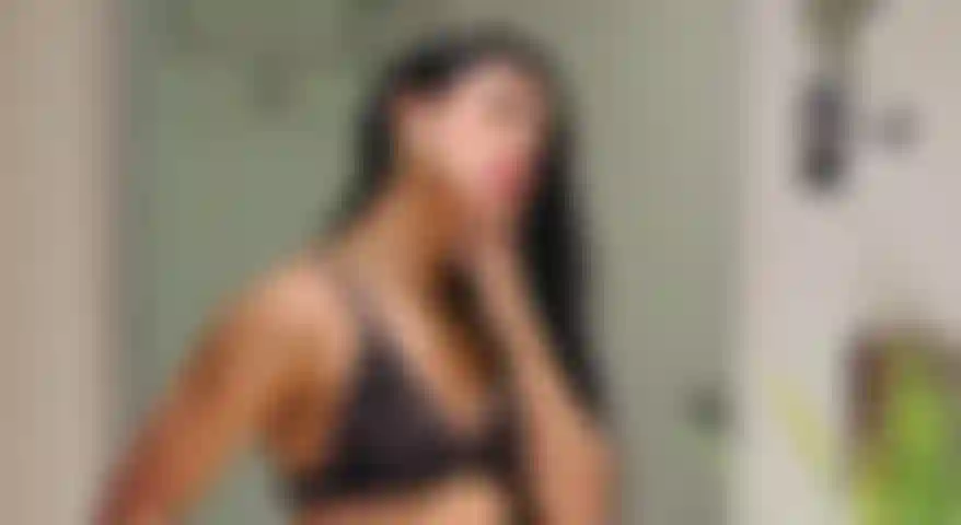 Fiquei muito excitada enquanto estava no banheiro.