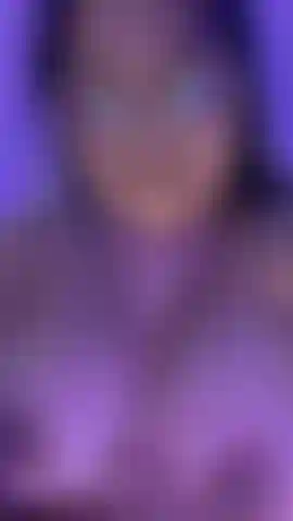 Buceta bem molhada e completamente nua, menina com peitos grandes.