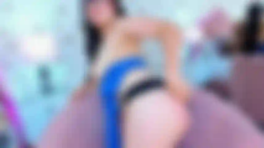 Eu me ajoelho e me dou tapas fortes, até minha bunda ficar vermelha e ardendo para você 🔥 então eu tiro meus seios e os chupо como se fossem os seus, me saboreando enquanto fico excitada… e eu não aguento mais: eu abro as pernas e me fodo até gozar. Você vai me ver gozar? Nua tapas na buceta abertura dois dedos fodendo.