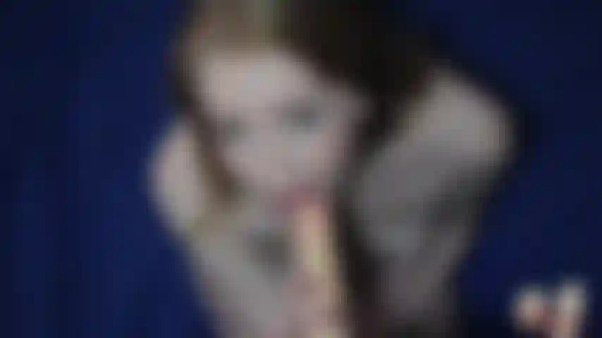 Sonia harcourt é uma ruiva safada que adora chupar pau. Hoje ela vai simular seus movimentos de boquete característicos em um vibrador realista, pov filmado para que você possa imaginar seu pau na boca dela...