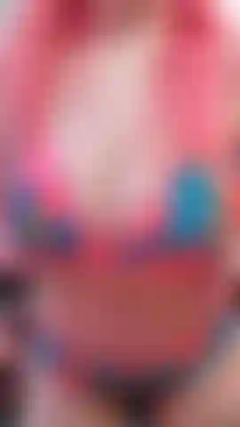 Uma pornstar balançando seus peitos enormes