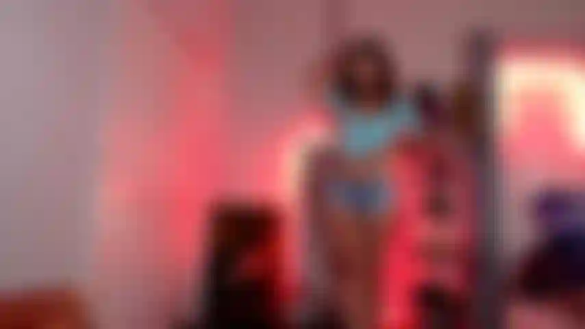 Como minha buceta enquanto esfrego minha bunda com óleo (cobrindo meus peitos, minha buceta e minha bunda com óleo).