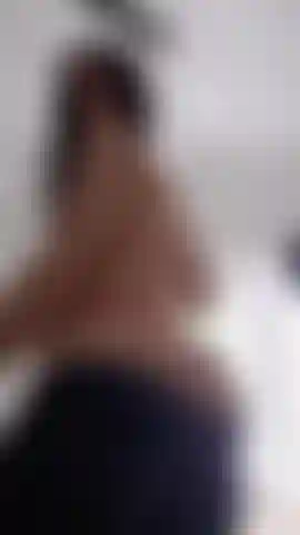 The camera explores details: lips that slowly curve, hands that delicately brush against the skin, and an attitude that blends confidence with mischief.