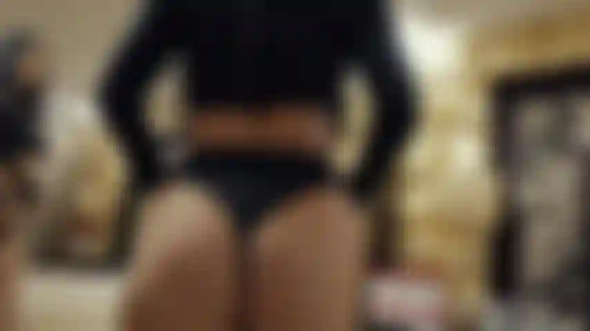 Safada e amorosa são algumas palavras que uso para me descrever.