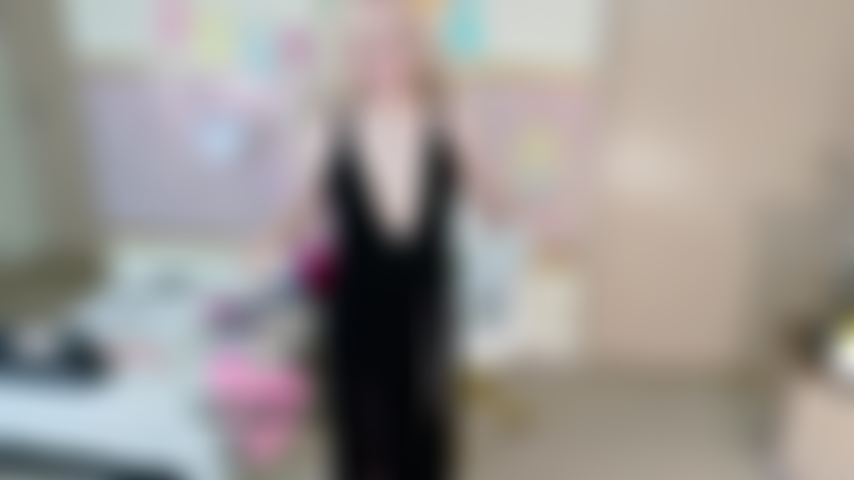 Exibicionista sexy vestida de preto - sophia sinclaire provoca você e depois tira a roupa - 4k mp4.