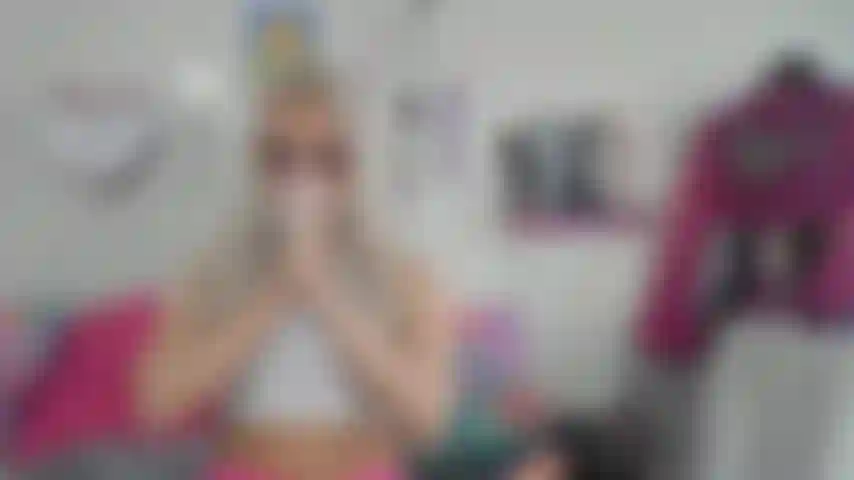 Buzinando alto assoando o nariz.