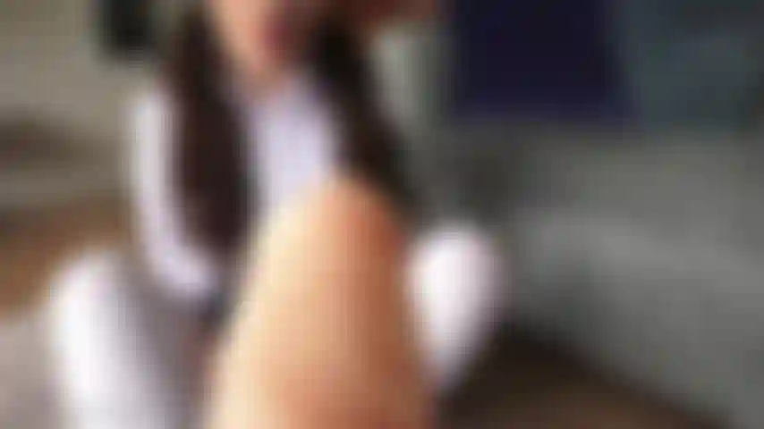 Universitária fazendo shoejob enquanto brinca — preciso ir para a aula, mas antes disso, preciso da sua gozada em todos os meus dedinhos dos pés! Você tem um pouco de suco aí para mim? Você gosta da sensação das minhas sapatilhas de ballet contra o seu pau? Você gosta dos meus pezinhos e dedinhos pequeninhos, não é? Já me acostumei tanto com você gozando em cima dos meus sapatos que não consigo sair de casa sem isso. Tive uma ideia! Vou te dar um pequeno show de sapatos! Tenho tantos para escolher. Acho que a melhor forma de decidir qual é o melhor é calçá-los e pressioná-los contra o seu pau. Você ia gostar disso, não ia? Tente se controlar até o final do show.