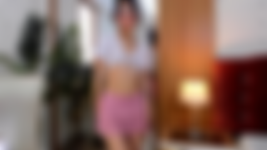 Uma jovem latina que gosta de striptease.