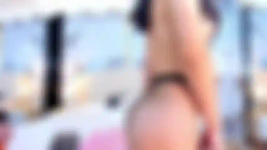 Meus dedos quentes molham minha boceta para você.