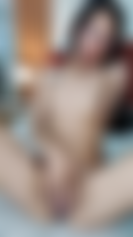 Uma garota magra se masturba com os dedos firmemente.