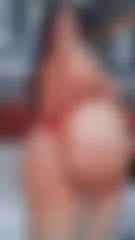 Seu leite em minhas nádegas é uma delícia.