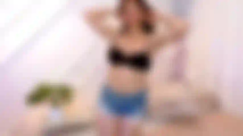 Faço striptease sensual e masturbação com as pernas abertas na cama.