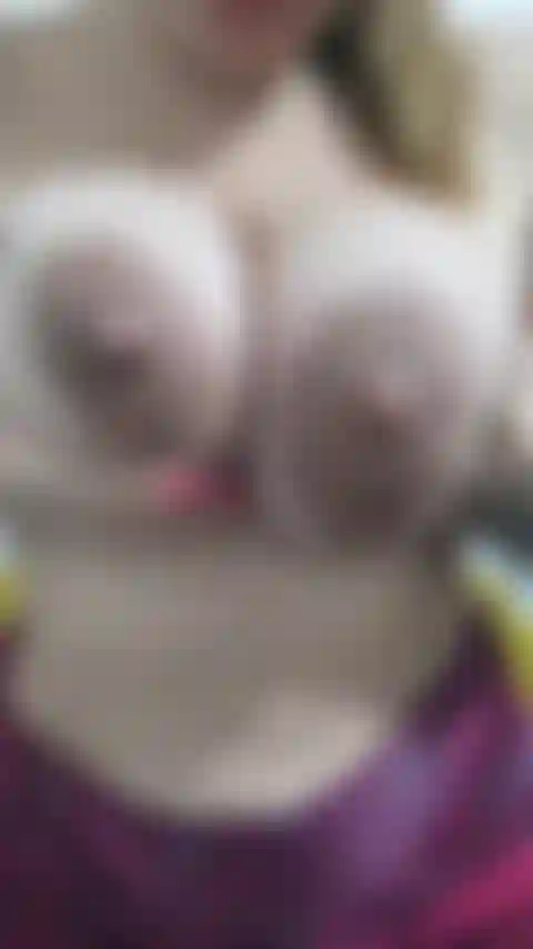 Tirando leite das mamas em casa.