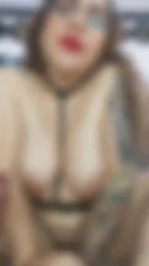 Vibrador de masturbação e grande esguicho.