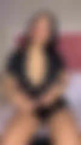 Meus seios para fora do vestido para você aproveitar a vista, você gostaria de estar no meio?