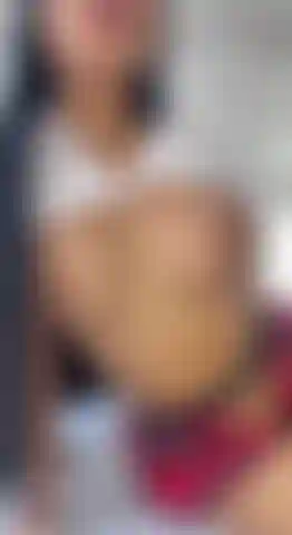 Essa colegial fofa adora ser safada, ela tira a meia-calça para mostrar o que tem entre as pernas dela, uma boceta rosa suculenta e apertada...