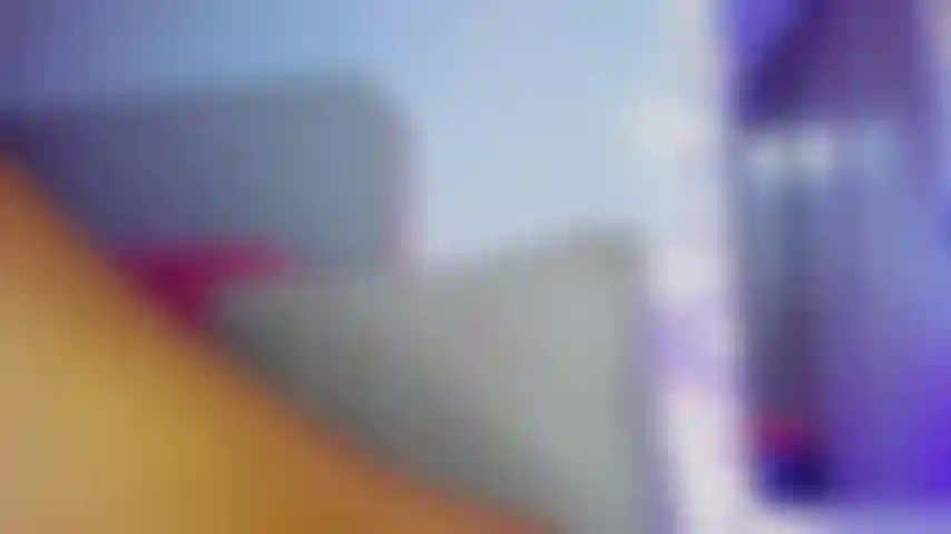 Striptease sexy, vou te provocar colocando minha bunda na sua cara, deixa eu me despir e te mostrar onde você vai gozar, enquanto eu fodo minha buceta.