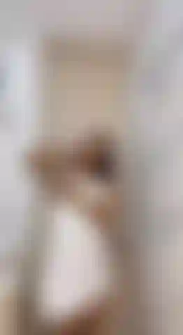 Flertando e babando um pouco com meus peitos grandes.