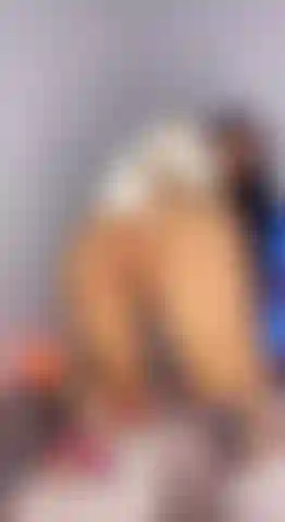 Brincando com minha buceta antes de assistir ao filme.