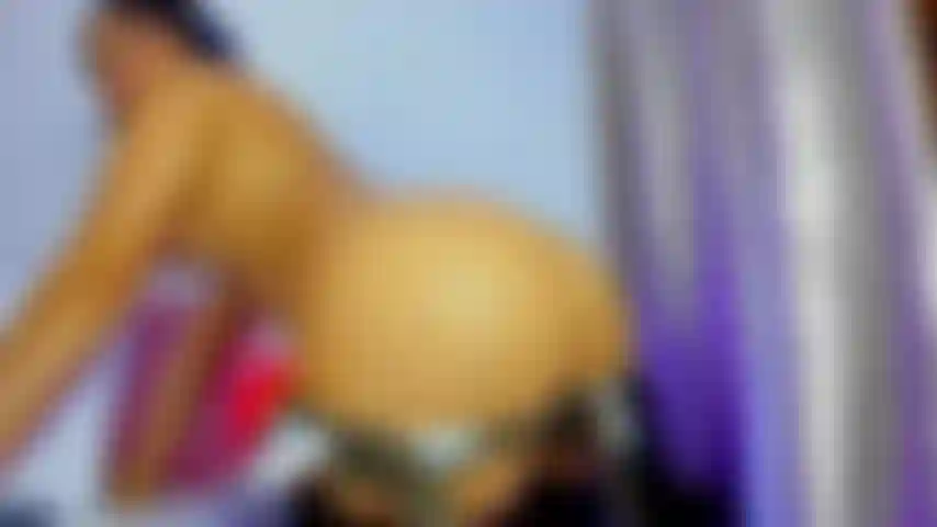 Balançando minha deliciosa bunda nua, dou algumas palmadas em mim mesma enquanto danço.