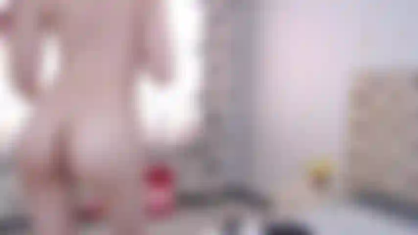 Menina dançando completamente nua mostrando todo seu corpo natural.