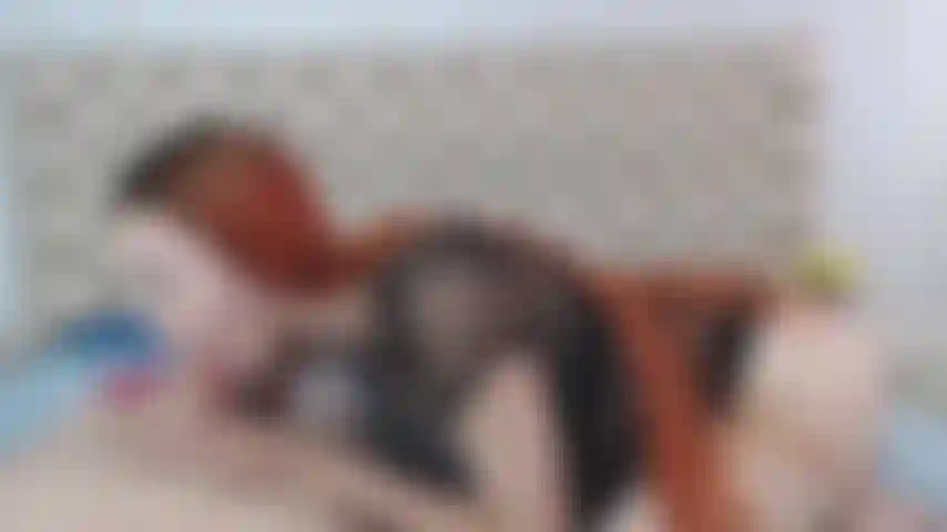 Branquinha dando um baita boquete até embaixo ficando com tanto tesão que ela se dedilha até gozar.