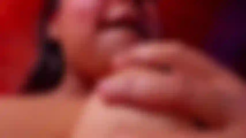 Lambendo meus peitos grandes para você!